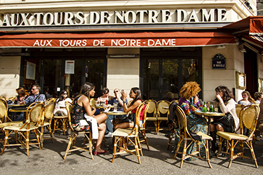 french-and-english-language-exchange-in-a-french-cafe